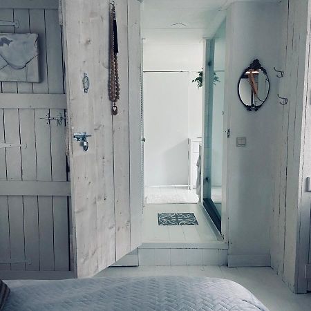 Houseboat Bonnie Bed & Breakfast Амстердам Екстериор снимка